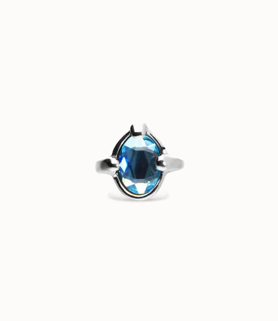 Anillo bañado en plata con cristal facetado ovalado azul